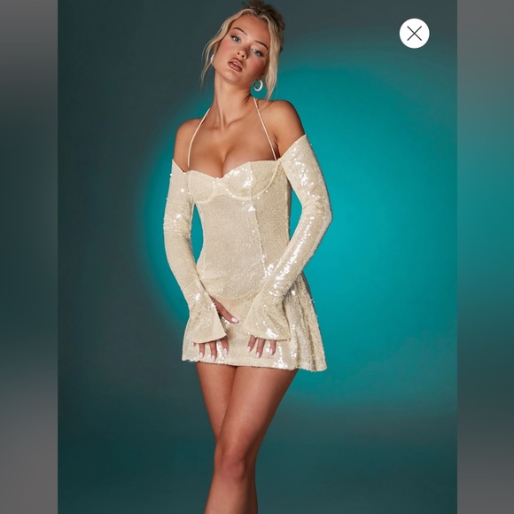 Oh Polly Dresses & Skirts - ANAIS
Off The Shoulder Sequin A-Line Mini Dress in Ivory OH POLLY SIZE 6